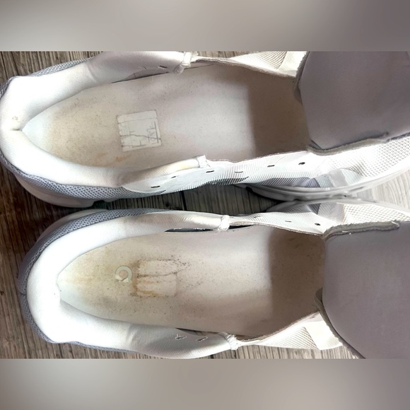 On Running On Cloud Cloudrunner Athletic Shoes - Picture 16 of 16